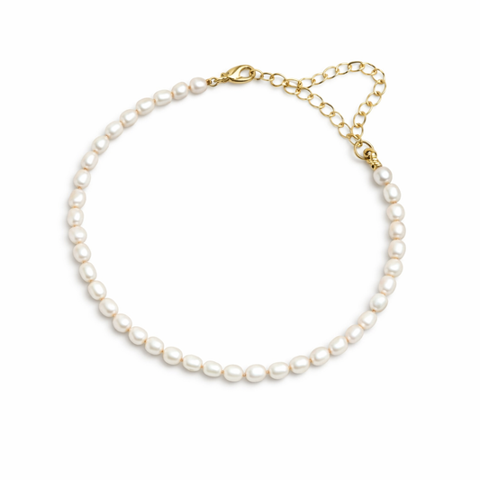 Pearl bracelet with golden clasp